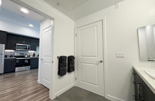 Hollywood Apartment | Modern Hollywood Home Sunset View & Free Parking - 10mins to Universal Studios