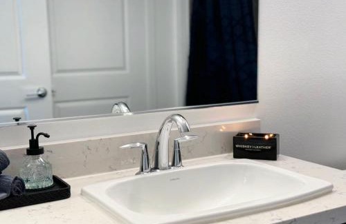 Hollywood Apartment | Modern Hollywood Home Sunset View & Free Parking - 10mins to Universal Studios