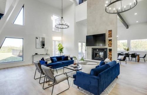 Denton House | Modern Home - 1 Acre Lot w Pool Patios Jacuzzi