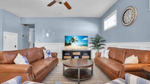 West Bradenton House | Modern home - 3K sqft - 5BR & 11 beds - brand new HOT TUB - 6 miles to AMI beaches