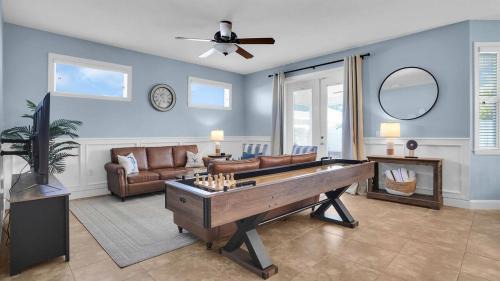 West Bradenton House | Modern home - 3K sqft - 5BR & 11 beds - brand new HOT TUB - 6 miles to AMI beaches
