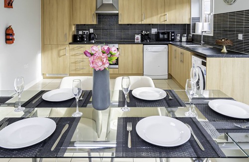 Earley House | Modern Home, 9 beds for Extended Stays, Free Parking