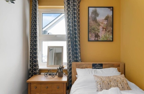 Galmpton House | Modern Home & Garden nr Brixham w/Private Parking