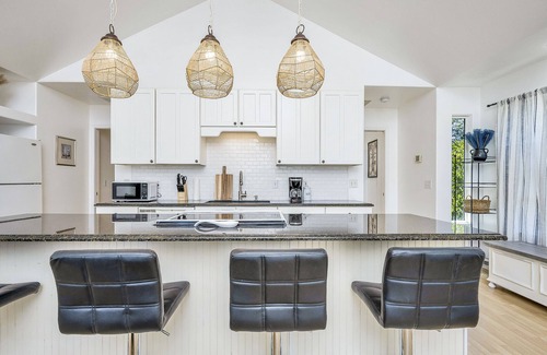 Middletown House | Modern Home in downtown Middletown! Walk to shops & restaurants!