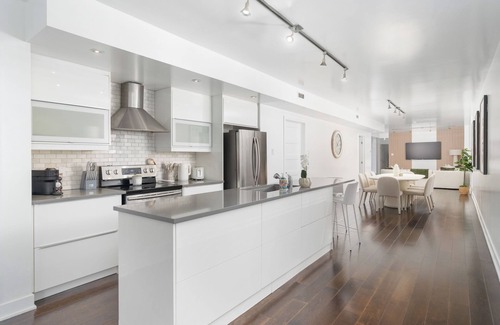Cote-Des-Neiges—Notre-Dame-De-Grace Apartment | Modern Home in Notre-Dame-de-Grâce. 5min Walk from Royal Victoria Hospital