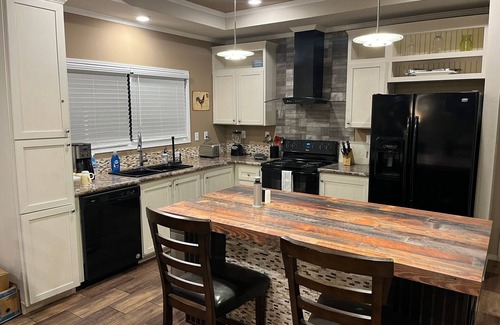 Wellborn House | Modern Home in Quiet Mobile Home Community convenient to Town/Campus - King Bed