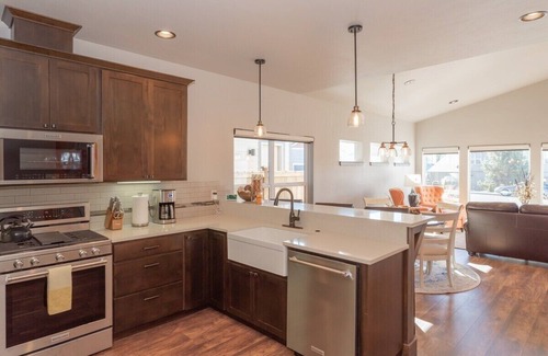 Boyd Acres House | Modern Home w/mountain views! — 9 minutes from downtown!