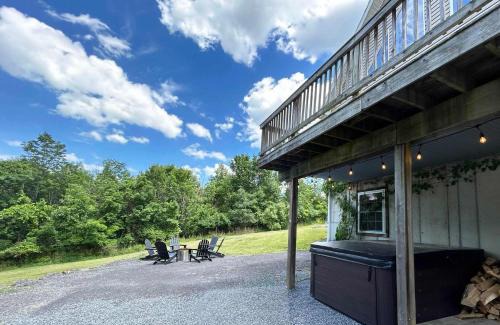 Cornwallville House | Modern Home with Brand New Hot Tub and Fire Pit