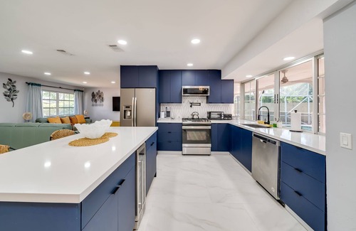 Sunrise House | MODERN HOME WITH HEATED POOL! CLOSE TO SAWGRASS MILLS MALL! FLEXIBLE CHECK IN n