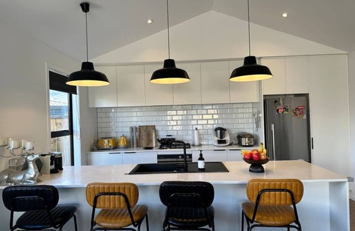 Kawarau Falls House | Modern home with SPA!