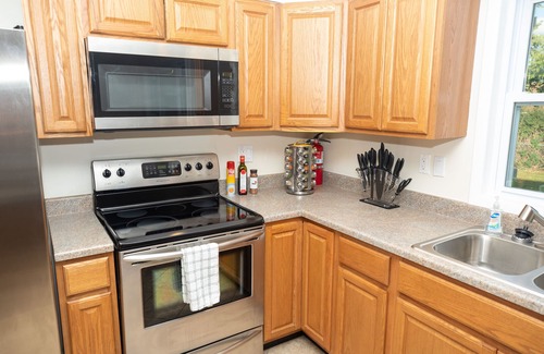 Cedar Rapids - Iowa City House | Modern & Homely 4 Bdr NE House by the Golf Course