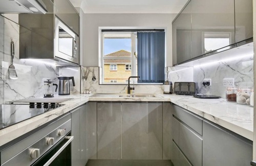Knaphill Apartment | Modern, homely penthouse ideal for families, couples, or professionals. Enjoy a 55” Smart TV, superfast Wi-Fi, and free parking—your perfect base for short or long stays.