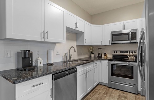 Springfield Apartment | Modern homey Suite, close to all attractions in downtown Springfield. .