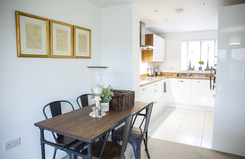 Frampton on Severn House | Modern House in Stratford upon Avon with Free Wifi, Private Parking & Netflix