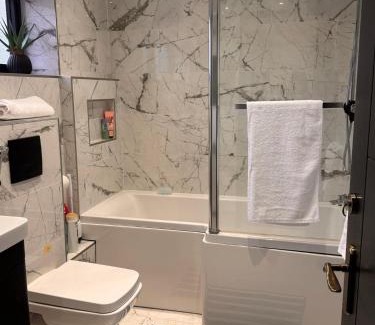 Stratford Apartment | Modern House Apartment Stratford E15 London - Sleeps 2 - 9, Fast Links to Central London, Near O2, Greenwich & Olympic Park, Child-Friendly Garden, Free Parking, Free WiFi