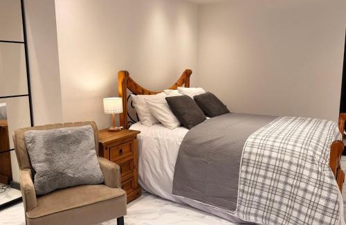 Stratford Apartment | Modern House Apartment Stratford E15 London - Sleeps 2 - 9, Fast Links to Central London, Near O2, Greenwich & Olympic Park, Child-Friendly Garden, Free Parking, Free WiFi