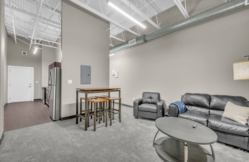 Waldron Apartment | Modern Industrial Loft Near Airport High-Speed WiFi Secure with free parking