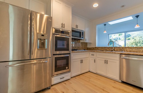 Casa Conejo House | Modern King Beds/Beautiful Large yards/Long Stay/WI-FI/WFH/25 mins to Beach/FWY