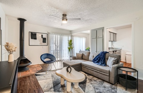 Travis Heights Apartment | Modern King Suite Getaway | Sleeps 4 | Pool, Prkg