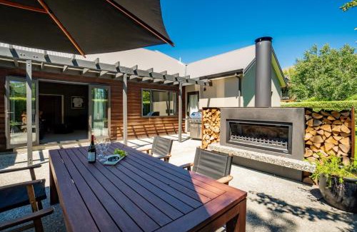 Wanaka House | Modern Lake Haven - Wanaka Holiday Home