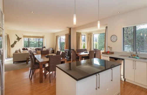 Wanaka Cottage | Modern Lake Haven - Wanaka Holiday Home