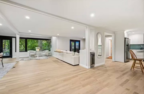 North Attleboro House | Modern Lake Home - 4-bedroom house in charming North Attleborough and Mansfield
