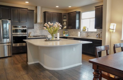 Lakewood House | Modern Lakefront Escape. Tranquil Haven: Ski & Beach Retreat. n