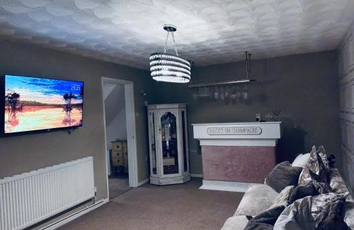 Skelmersdale House | Modern Lancashire stay with private Hot-tub