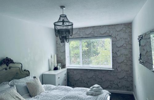 Skelmersdale House | Modern Lancashire stay with private Hot-tub