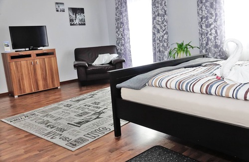 Illingen Apartment | Modern large apartment - Netflix and WiFi included!