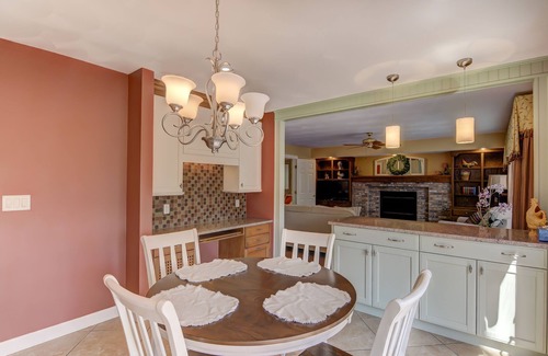 Springfield House | Modern Like New LUXURY 3,200 SQ FT Home In An Awesome Location! Sleeps 12!