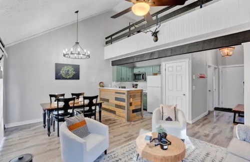 White Haven House | Modern loft w/pond view near lakes, golf & more!