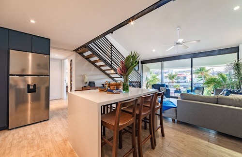 R Condo | Modern Loft - Walk to Beach, Shops & Groceries