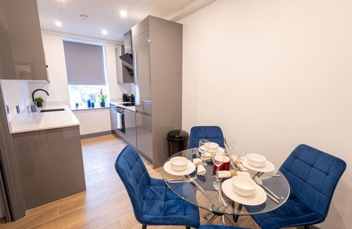 West Finchley Apartment | Modern London Apt: 2 Bed,2 Bath