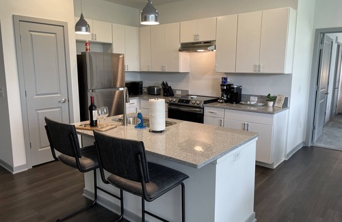 Tuttle West Apartment | Modern Long Stay 2BR | Walk-In Shower | No Steps