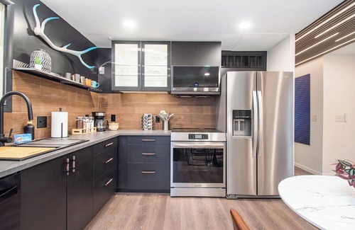 Aksarben - Elmwood Park House | Modern Lux King Suite, w/Hot tub, Central Omaha!
