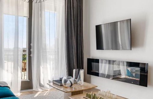 Washington Ave./ Memorial Park Apartment | Modern Lux Stay with City Views