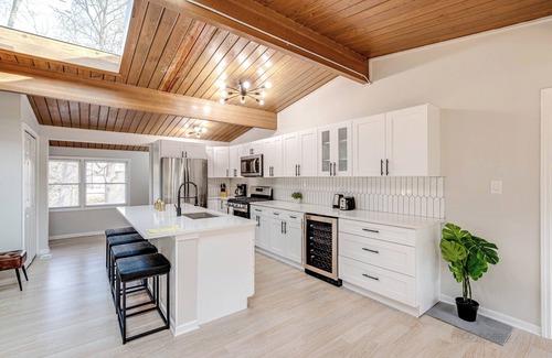 Highland Park House | Modern Luxe Home w/Gameroom and Electric Fireplace