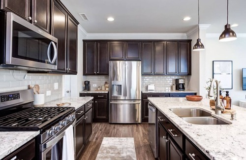 Cary House | Modern Luxe Oasis | 5* Location, Pool, Gym, Pets OK | Luxury Living in Amberly Glen