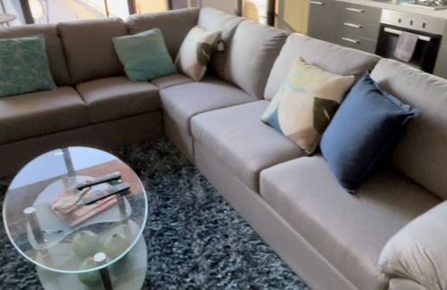 South Yarra Apartment | Modern Luxurious with private parking & free Wi Fi