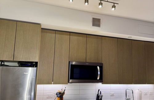 Vernon Apartment | Modern Luxury 1-bedroom apartment 5 min walk to Crypto Arena