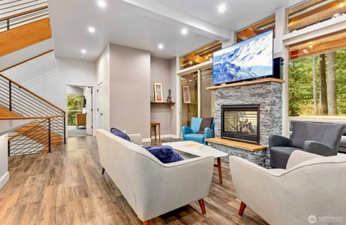 Warnick House | Modern Luxury 30min from Baker! Sauna,hot tub,heated deck w/tv, auto GENERATOR!