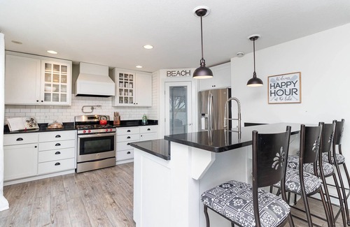Jordan House | Modern Luxury 3bd Lake Home - Beach + Hottub .5 Miles to Mystic Lake Casino