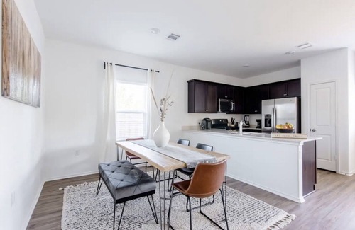 Pflugerville House | Modern Luxury: 4-Bedrooms - FREE early checkin - PRIME Location - October Deals