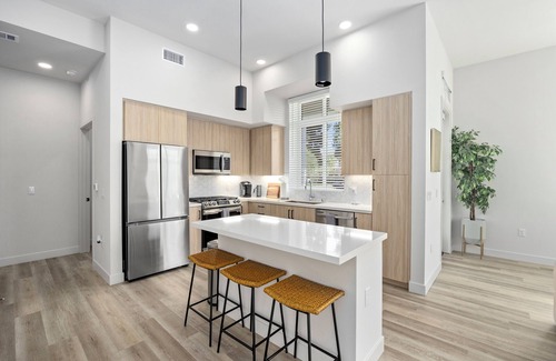 Santa Ana Condo | Modern Luxury Apt- South Coast Plaza/JWA/Disney