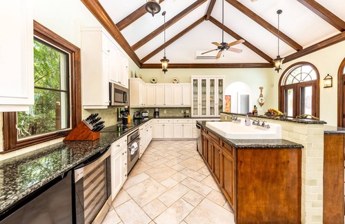Providenciales Villa | Modern Luxury/Beachfront Villa/Snorkel & Kayak Right off your Beach