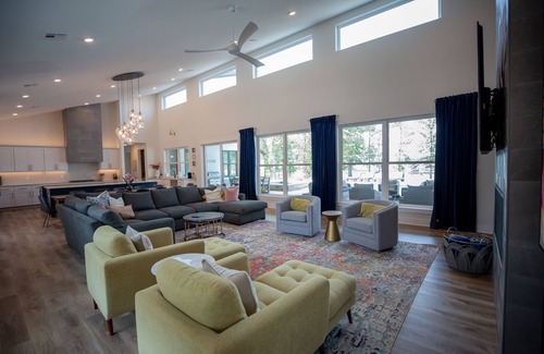 Malakoff House | Modern Luxury on Cedar Creek Lake, Private Pool!