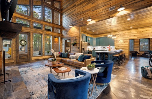 Broken Bow Cabin | Modern Luxury | Pool Table, Shuffleboard, PingPong