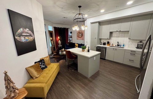 Costa Mesa Apartment | Modern Luxury Retreat - Walk to South Coast Plaza & Arts in Costa Mesa