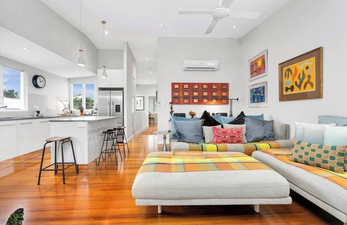 Parramatta Park House | Modern meets Tropical in this Free standing Home